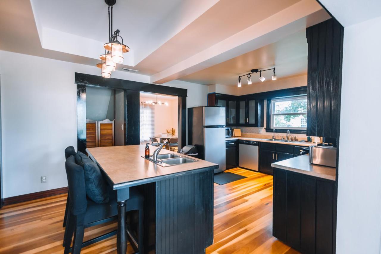 Downtown Escape Great For Large Families & Groups Villa Sugarcreek Exterior photo